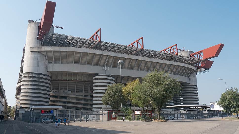«Джузеппе Меацца»/Stadio Giuseppe Meazza Город: Милан, Италия Вместимость: 80 000 человек Год постройки: 1925; реконструирован в 1990 году Стоимость строительства: €70 млн Описание: Построенный в 1925 году стадион сегодня является домашней ареной двух футбольных клубов — «Милана» и «Интера». До 1979 года он назвался «Сан-Сиро», но был переименован в честь двукратного чемпиона мира Джузеппе Меаццы, игравшего в обоих миланских клубах. В ходе реконструкции, завершившейся к чемпионату мира по футболу 1990 года, вместимость арены была увеличена с 35 тыс. до 80 тыс. человек