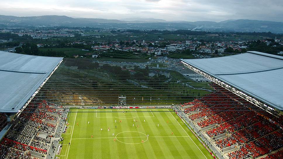 Муниципальный стадион Браги/Estádio Municipal de Braga Город: Брага, Португалия Вместимость: 30 154 человек Год постройки: 2003 Стоимость строительства: €83,1 млн Описание: Стадион был построен к чемпионату Европы по футболу 2004 года по проекту лауреата Притцкеровской премии португальца Эдуарду Соуту ди Моуры. Сегодня арена, встроенная в нишу в скале, является домашним стадионом местного футбольного клуба «Брага»
