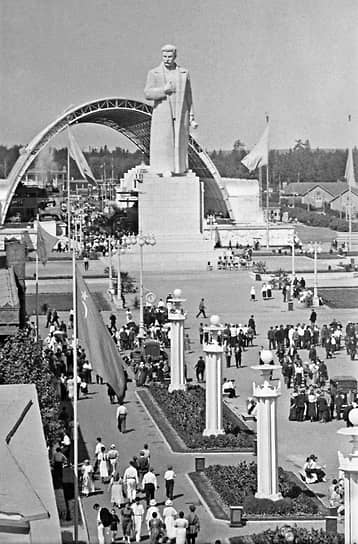 До 1959 года на ВДНХ была установлена скульптура Иосифа Сталина, ныне демонтированная. Памятник Владимиру Ленину стоит там до сих пор 