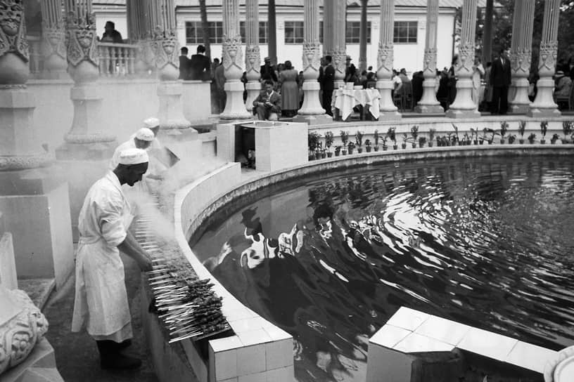 Кухня узбекского ресторана на ВСХВ, 1954 год 