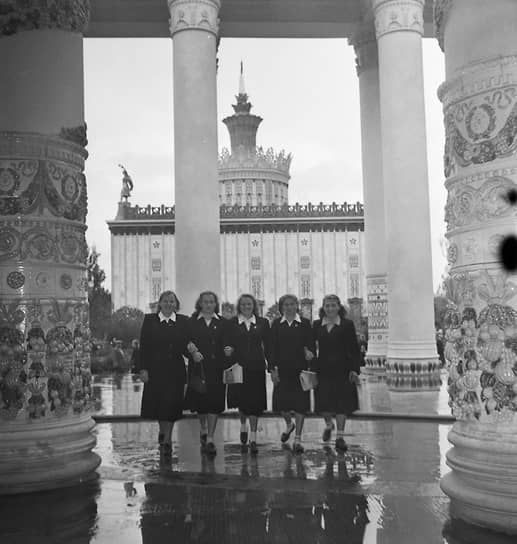 В конце 1950-х — начале 1960-х годов республиканские павильоны ВДНХ были переименованы в отраслевые. «Литовская ССР» стала «Химией», «Молдавская ССР» — «Стандартами», «Казахская ССР» — «Металлургией», «Украинская ССР» — «Земледелием» и так далее   На фото: животноводы колхоза «Новая жизнь» из Архангельской области знакомятся с павильонами выставки, 1950-е годы 