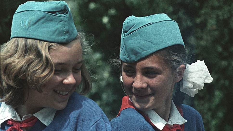В 1960-е годы в лагере также появились международные смены и связанные с этим новые традиции: эстафеты дружбы, национальные дни стран, интернациональные воскресники, розыгрыш «Кубка континентов» по спортивным играм, вечера национальных игр и танцев, встречи по интересам