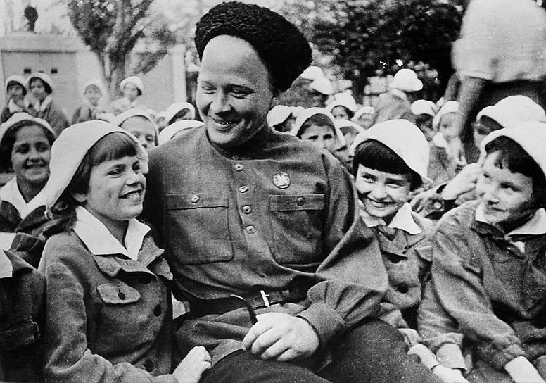 В 1927 году в «Артеке» была введена штатная должность вожатого отряда. Педагоги вели занятия по краеведению и естествознанию, организовывали экскурсии, проводили лекции — на образовательную работу с детьми отводилось 2-3 часа в день. Кроме того, в распорядок дня артековцев входил обязательный труд — уборка парка или пляжа, помощь расположенному по соседству хозяйству На фото: советский писатель Аркадий Гайдар во время посещения «Артека»