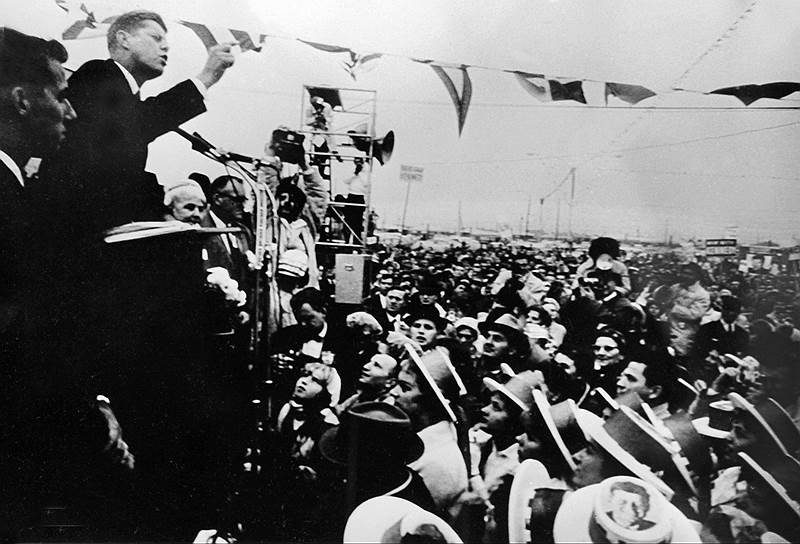 3 января 1960 года Джон Кеннеди объявил о своем выдвижении на пост президента и начал обширную предвыборную кампанию. Ему предстояло нелегкое дело: американцы были не готовы голосовать за молодого демократа-ирландца, к тому же католика. В свою очередь Кеннеди собрал сильную молодую команду, в которую помимо его брата Роберта и отца вошли друзья по университету, готовые работать день и ночь 
