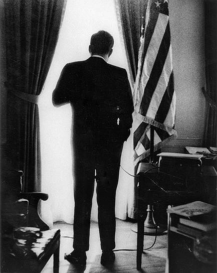 8 ноября 1960 года, опередив Ричарда Никсона, Кеннеди стал самым молодым американским президентом в истории, а также первым президентом-католиком. 20 января 1961 года, когда ее муж был приведен к президентской присяге, 31-летняя Жаклин Кеннеди стала одной из самых молодых первых леди в истории (младше нее в этом статусе были только Фрэнсис Кливленд и Джулия Тайлер) 