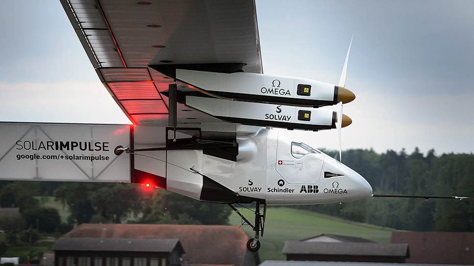 Однако у создателей Solar Impulse было иное мнение: к концу нулевых то, что казалось невозможным, стало реальностью — 3 декабря 2009 года новейший самолет на солнечных батареях впервые поднялся в воздух. А уже через год, в 2010-м, удивительная машина совершила первый ночной полет в истории, установив сразу несколько рекордов: в частности, по максимальной высоте (9235 метров) и максимальной продолжительности этого полета (26 часов 10 минут и 19 секунд) 
