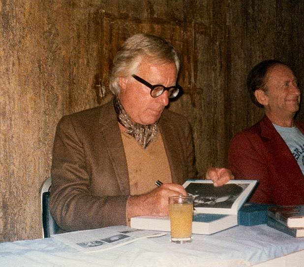 «Фантастика — это архитектура наших мечтаний, и наши книги будут вдохновлять наши следующие поколения мечтателей»  Первой публикацией Рея Брэдберри стало стихотворение «Памяти Вилла Роджерса», напечатанное в 1936 году в газете Уокигана. Год спустя он вступил в «Лигу научных фантастов» в Лос-Анджелесе, а к 1942 году полностью перешел на литературный заработок 