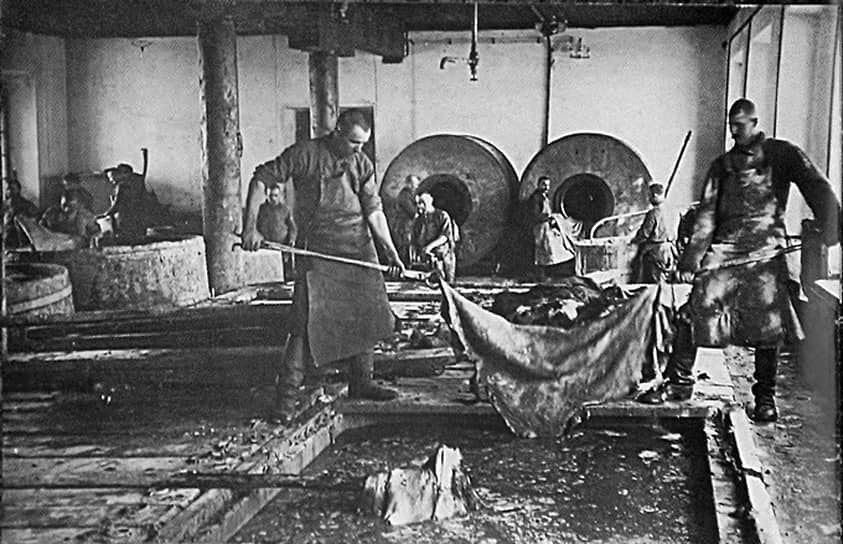 Первые заключенные прибыли на Соловецкие острова 6 июня 1923 года. Со временем лагерь расширился и казармы были построены уже на материке — в Карелии, в Северном Приуралье. К 1933 году в СЛОНе было уже более 19 тыс. заключенных. Соловецкие лагеря особого назначения и более поздние профильные учреждения приняли, по некоторым данным, около 100 тыс. человек На фото: заключенные во время работ по обработке кожи