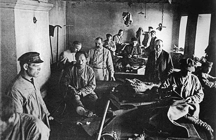 У соловецких политзаключенных был восьмичасовой рабочий день, разрешение свободно передвигаться в пределах зоны в дневное время, возможность выписывать прессу и встречаться с близкими родственниками. 10 июня 1925 года Политбюро приняло постановление о вывозе репрессированных с Соловков на материк, а режим содержания заключенных лагеря был ужесточен