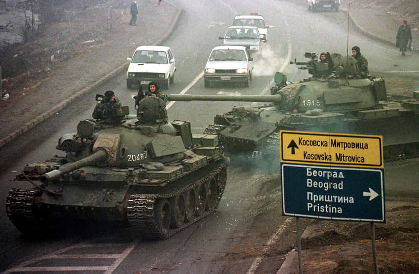 18 марта 1999 года страны НАТО, заявив о «гуманитарной катастрофе», потребовали ввести в край военный контингент. Их проект соглашения, в том числе, предусматривал полную политическую автономию Косово и вывод оттуда югославских силовиков. Окончательный статус Косово предлагалось определить «волей народа». 23 марта Югославия выступила против ввода сил НАТО. Обвинив Слободана Милошевича в военных преступлениях, 24 марта 1999 года войска НАТО начали бомбить территорию Югославии На фото: танки югославской армии едут в Приштину, чтобы спасти захваченных в плен сепаратистами солдат, 9 января 1999 года