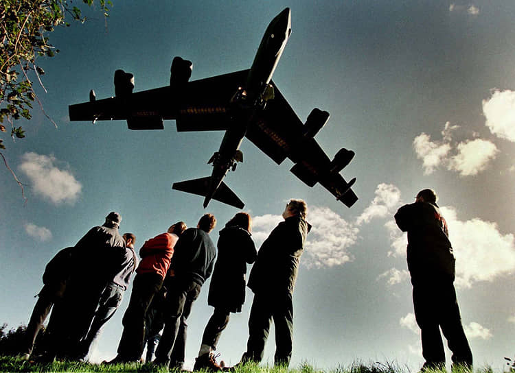 24 марта 1999 года началась операция «Союзная сила», которая стала одной из первых реальных военных операций НАТО На фото: бомбардировщик ВВС США B-52, октябрь 1999 года