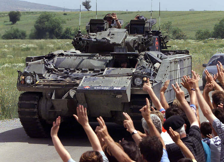 Бывший президент Сербии Слободан Милошевич был арестован 1 апреля 2001 года и передан Международному трибуналу по военным преступлениям в бывшей Югославии. 11 марта 2006 года он скончался от инфаркта в Гаагской тюрьме, а судебный процесс так и не был закончен На фото: косовские албанцы приветствуют британские войска в пригороде Приштины, 12 июня 1999 года