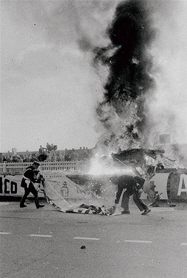 11 июня 1955 года подрезанный в начале стартовой прямой гонки «24 часа Ле-Мана» француз Пьер Левег на Mercedes-Benz врезался в ограждение перед главной трибуной. Трагически погиб сам гонщик и еще более 80 зрителей. Mercedes-Benz после аварии 1955 года покинул автоспорт на долгие 30 лет, а в Швейцарии после с того самого инцидента автомобильные гонки запрещены до сих пор.