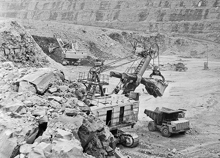 1955 год. В СССР опубликовано сообщение об открытии ставшего знаменитым месторождения алмазов в Якутии — кимберлитовой трубки «Мир» 