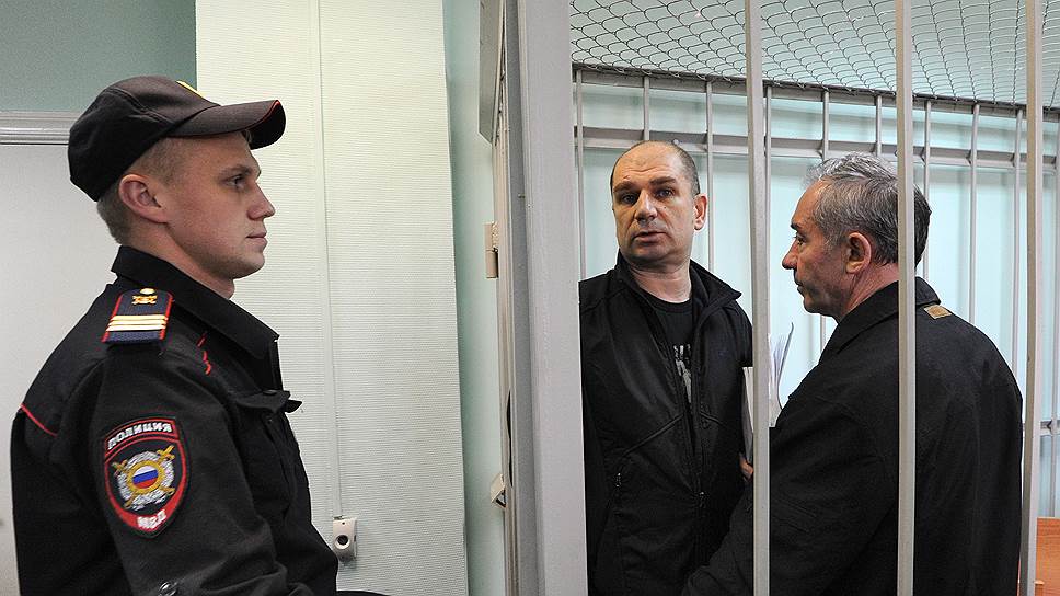 Михаил Лернер (слева за решеткой) и Александр Вершинин были приговорены к шести и трем годам заключения соответственно