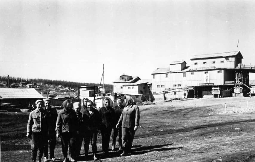 Месторождение «Мир» на реке Ирелях было открыто 13 июня 1955 года геологами Юрием Хабардиным, Екатериной Елагиной и Владимиром Авдеенко, искавшими в Якутии кимберлитовую трубку. По воспоминаниям Елагиной, за все годы поисков нигде им не приходилось видеть такого количество алмазов. В Москву геологи отправили кодированную радиограмму: «Закурили трубку мира, табак отличный»   На фото: алмазная фабрика №1, город Мирный 