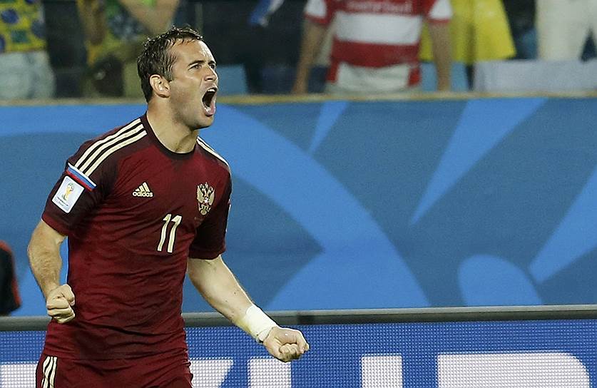 Александр Кержаков радуется голу 