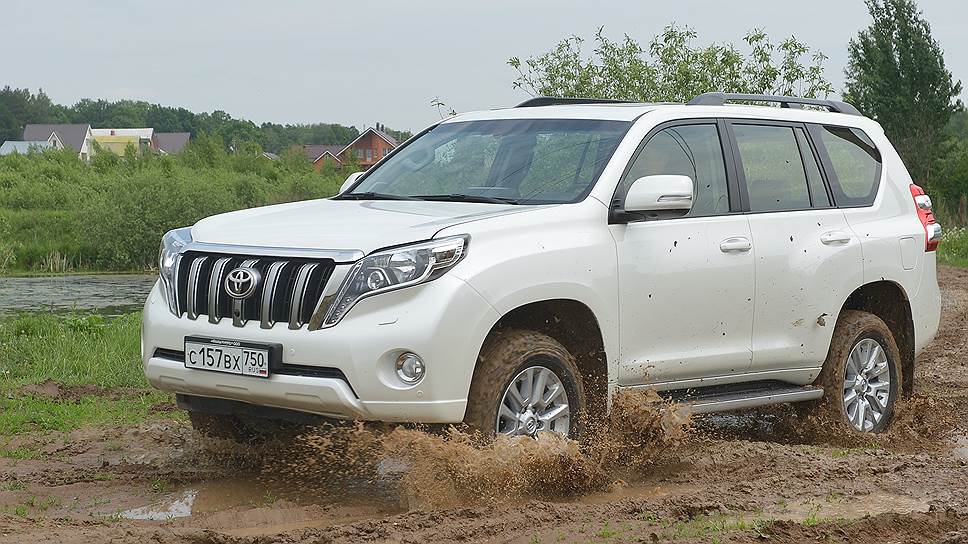 Toyota Land Cruiser Prado способен преодолевать серьезное бездорожье только на специальной грязевой резине. Штатные колеса под весом двухтонной машины моментально замыливаются