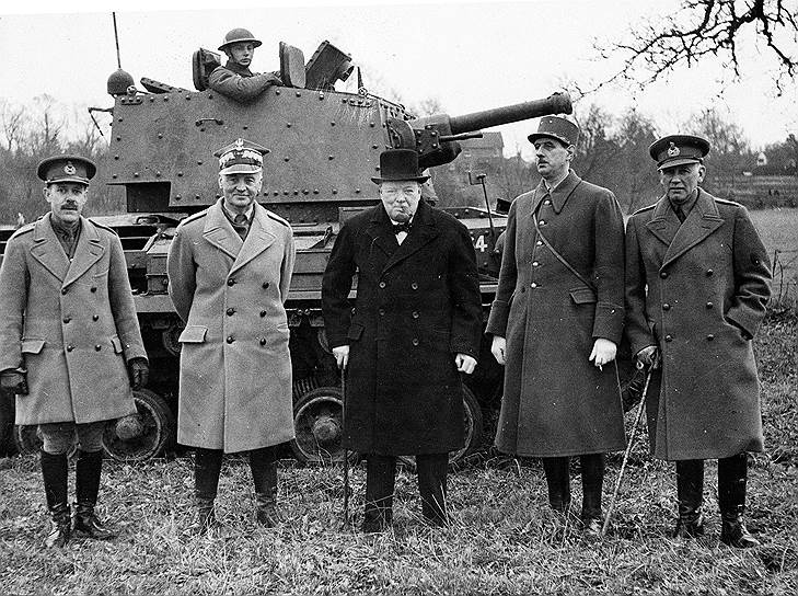 Начало Второй мировой войны де Голль встретил в звании полковника. В мае 1940 года он возглавил  4-й танковую дивизию, а летом получил назначение заместителем военного министра и чин генерала.  Тогда же он из военного превратился в политика — не согласившись с перемирием с фашистской Германией, он переехал в Англию, где основал организацию «Свободная Франция» На фото: польский генерал Владислав Сикорский (второй слева), премьер-министр Великобритании Уинстон Черчилль (в центре), генерал Шарль де Голль (второй справа) 