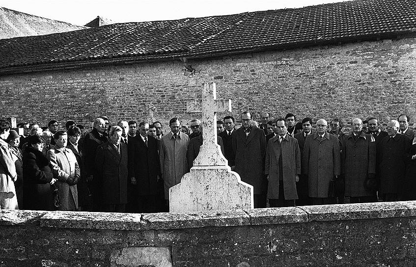 Шарль де Голль скончался 9 ноября 1970 года от разрыва аорты в возрасте 79 лет. Его похоронили без публичных церемоний на кладбище городка Коломбе-ле-Дез-Эглиз на фото: могила Шарля де Голля  