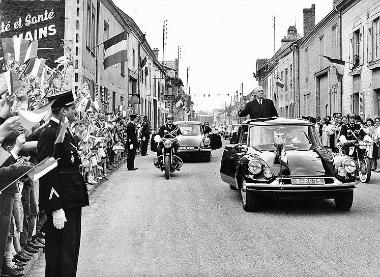 В 1965 году де Голль провел всеобщие выборы, на которых победил, и не мог не победить. Проблема была в том, что против генерала выступали интеллектуалы и молодежь, те, кто называется теперь креативным классом, и собственно его победа (он набрал 54%) была совсем не той, на которую он рассчитывал, идя во власть на третий срок На фото: Шарль де Голль во время поездки по стране 