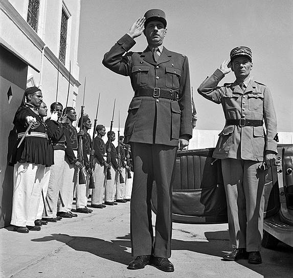 Генерал Шарль де Голль вернулся к власти в 1958 году, когда Четвертая республика пала, не сумев разобраться с войной в Алжире. Он разобрался, хотя проблемы Франции с афроафриканским и арабским населением длятся до сих пор  — от терактов до бытовой преступности иммигрантов На фото: генерал Шарль де Голль в Тунисе 
