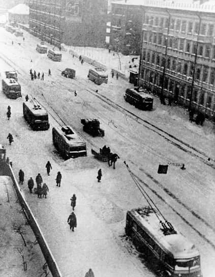 1945 год. В Ленинграде (ныне — Санкт-Петербург) впервые после снятия блокады на маршрут вышел троллейбус 