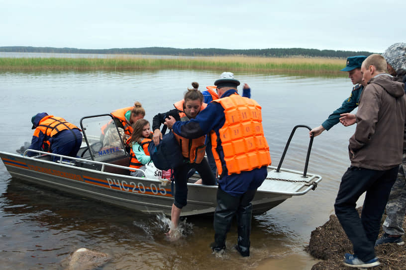 2016 год. В Карелии попали в шторм и погибли 14 детей из оздоровительного лагеря «Парк-отель Сямозеро» 