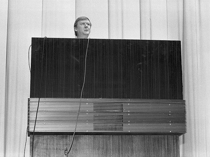 1996 год. Члены предвыборного штаба Бориса Ельцина, возглавляемого Анатолием Чубайсом, задержаны на выходе из Дома правительства с коробкой из-под ксерокса с более $500 тыс. внутри На фото: Анатолий Чубайс 