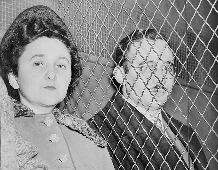 На процессе, открытом в Нью-Йорке 6 марта 1951 года, супругам Розенберг было предъявлено обвинение в «заранее спланированном с сообщниками заговоре для выдачи Советскому Союзу информации и оружия, которое тот мог использовать, чтобы уничтожить нас». 5 апреля 1951 года подсудимым был вынесен смертный приговор  На фото: Этель и Юлиус Розенберги, кадр сделан сразу после вынесения приговора 