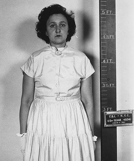 В феврале 1950 года, после провала советской агентурной сети в результате расшифровки Агентства национальной безопасности (АНБ) советского шифра в рамках проекта «Венона», в Англии был арестован физик-теоретик Клаус Фукс — основной атомный разведчик СССР. Фукс выдал Гарри Голда, который, в свою очередь, сознался, что он связной советской разведки, и выдал Дэвида Грингласса. А Грингласс выдал супругов Розенбергов  На фото: арестованная Этель Розенберг 