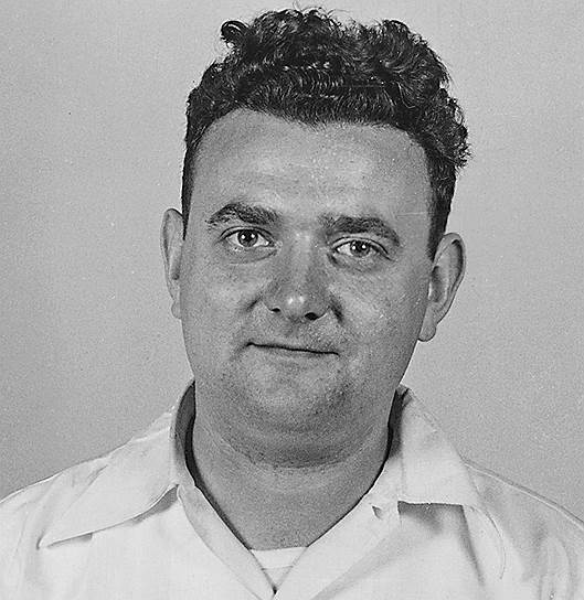 Юлиус Розенберг работал на советскую разведку с начала 1940-х годов. Он завербовал свою жену Этель, ее брата Дэвида Грингласса (на фото) и его жену Рут. Грингласс, сержант американской армии, был механиком в ядерном центре в Лос-Аламосе и передавал ценную информацию через связника советской разведки Гарри Голда. Спецслужбы США установили, что Грингласс передал Розенбергу рабочие чертежи бомбы, сброшенной на Нагасаки, и отчет о своей работе в Лос-Аламосе на 12 страницах 