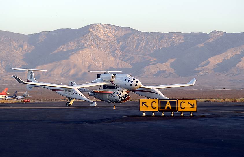 2004 год. Первый в мире частный управляемый космический корабль SpaceShipOne впервые вышел в космос 