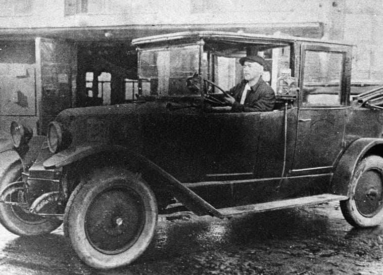1925 год. В Москве появились первые такси — 16 автомобилей марки «Рено» 