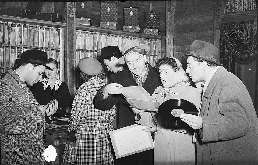 1948 год. Фирма грамзаписи Columbia Records выпустила на рынок долгоиграющие пластинки, на каждой стороне которых можно было записать 23 минуты музыки. В музыкальной индустрии произошла настоящая революция: на смену прежним тяжелым и хрупким дискам с одной песенкой на стороне пришли виниловые альбомы 