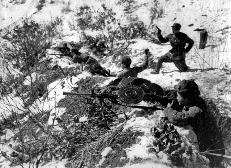 К началу войны в войсках КНДР находились 148 советских военных советников (в дальнейшем их число колебалось от 130 до 240). Еще 4300 военных специалистов занимались обеспечением боевых действий. До тысячи советских военных советников находились в Китае (всего в войне приняли участие, по оценкам, до 40 тыс. советских военнослужащих)