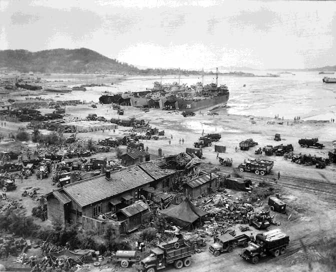 25 июня 1950 года армия КНДР (численностью около 130 тыс. человек, 258 танков) начала наступление на юг. Уже через три дня был взят Сеул, южнокорейские войска (100 тыс. человек) отступали На фото американские десантные корабли в порту Инчхона