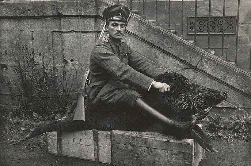 Военная кампания 1916 года ознаменовалась важным событием: 31 мая — 1 июня произошло крупнейшее за всю войну Ютландское морское сражение. По итогам этого года был продемонстрирован перевес Антанты. К концу 1916 года обе стороны потеряли убитыми шесть млн человек, около десяти млн было ранено. В ноябре — декабре 1916 года Германия и ее союзники предложили мир, но Антанта отклонила предложение, указав, что мир невозможен «до тех пор, пока не обеспечено восстановление нарушенных прав и свобод, признание принципа национальностей и свободного существования малых государств»