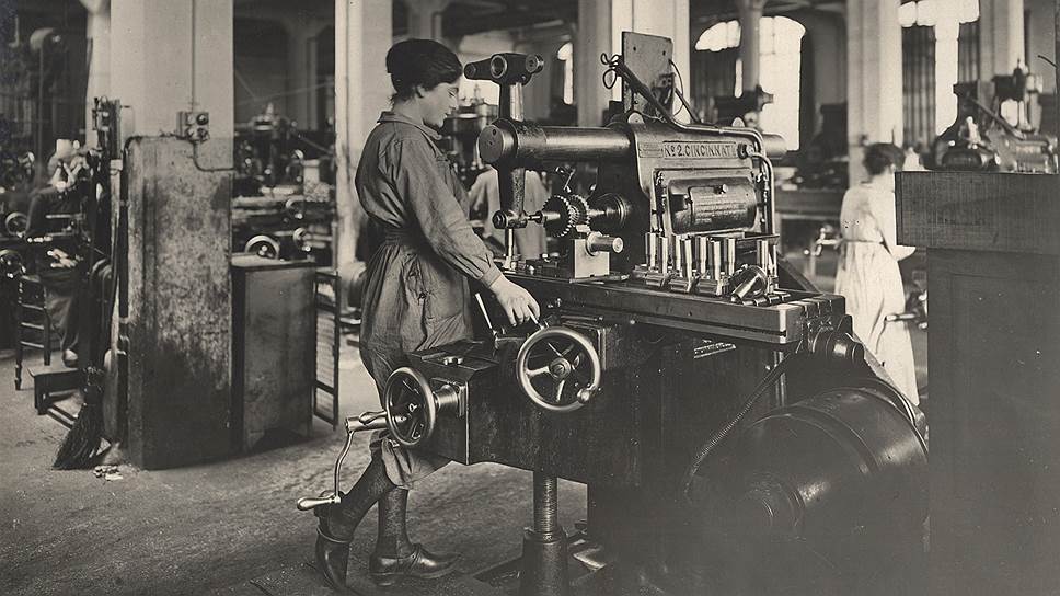 Интенсивность действий на Западном фронте с начала 1915 года значительно уменьшилась. Германия сосредоточила свои силы на подготовке операций против России. Французы и англичане также предпочли воспользоваться образовавшейся паузой для накопления сил. Первые четыре месяца года на фронте царило почти полное затишье