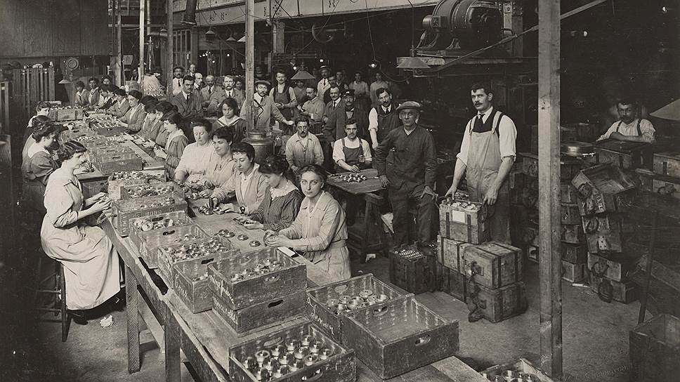 В апреле-мае 1915 года, в ходе второй битвы при Ипре, Германия — впервые в истории человечества и с полной неожиданностью для англо-французов — применила химическое оружие: из баллонов был выпущен хлор. От газа пострадало 15 тыс. человек, из которых пять тыс. умерли. Немцы не имели достаточных резервов, чтобы воспользоваться результатом газовой атаки и прорвать фронт. После ипрской газовой атаки обе стороны очень быстро сумели разработать противогазы различных конструкций, и дальнейшие попытки применения химического оружия уже не захватывали врасплох большие массы войск