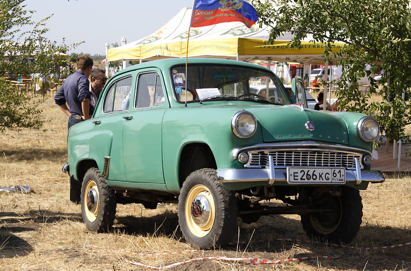 «Москвич-410» выпускался с 1957 по 1961 год. Это первый внедорожник с полным приводом, разработанный на МЗМА специально для сельской местности. Надежный руль от «Победы», дорожный просвет 22 см, рессорная передняя подвеска сделали машину проходимой, выносливой и, как следствие, очень популярной. Но заводу не хватало мощностей, чтобы одновременно справляться с производством экспортных моделей и моделей, востребованных внутри страны. Выбор был сделан в пользу автомобилей, приносящих иностранную валюту, и «Москвич-410» сняли с конвейера