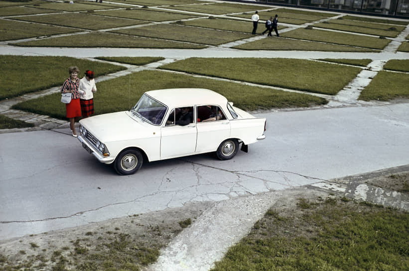 «Москвич-408» выпускался с 1965 по 1975 год на нескольких автозаводах СССР. Эта модель пользовалась огромной популярностью: у нее был очень современный по тем временам дизайн, надежный экономичный двигатель, комфортная подвеска. Она успешно конкурировала с зарубежными автомобилями своего класса, превосходя их по многим инженерным параметрам и уступая только в качестве отделки салона. «Москвич-408» долгое время хорошо продавался в Европе