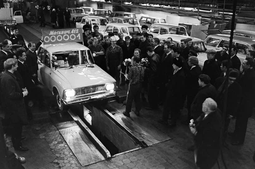 «Москвич-412» стал самой «долгоиграющей» моделью АЗЛК. Он выпускался с 1967 по 1997 год. Созданный на базе «Москвича-408», он оснащался более мощным двигателем объемом 1,5 л. Это была последняя модель «Москвича», которая могла конкурировать с мировыми производителями на зарубежных рынках. Один из автозаводов в Бельгии даже наладил сборочную линию этой модели для Западной Европы На фото: торжественный выезд первого автомобиля «Москвич-412» с заводского конвейера