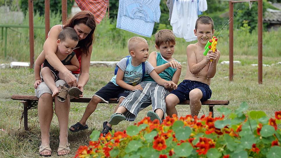 В палаточном городке беженцы находятся день-два, пока их заберут родственники или отправят дальше. В среднем в лагере ежедневно около 500 человек, каждый пятый — ребенок