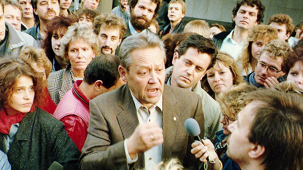 9 ноября 1989 года, выступая на пресс-конференции, которая транслировалась по ТВ, представитель правительства ГДР Гюнтер Шабовски огласил новые правила выезда из страны и въезда в нее — визовый режим с Западной Германией, предусматривающий немедленное получение визы. В течение последующих трех дней Запад посетили более 3 млн человек