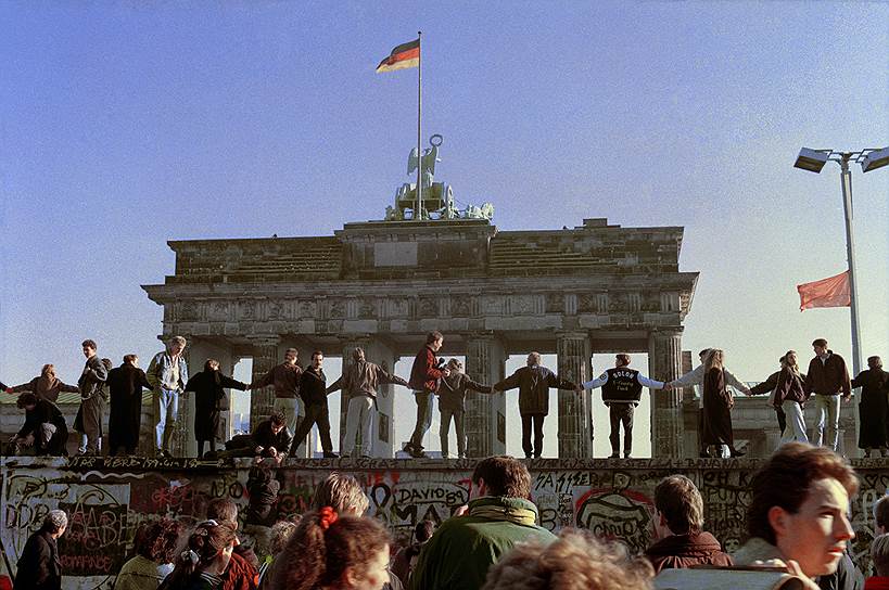 Немецкая газета Volkszeitung, описывая события в ночь с 9 на 10 ноября 1989 года, процитировала свидетельницу происходившего — Марию Майстер из Западного Берлина: «Прожекторы, толкотня, ликование... Любопытство гонит нас вперед, но присутствует и страх, что может произойти что-то ужасное. Сознают ли пограничники ГДР, что это сверхохраняемая граница сейчас нарушается?..»