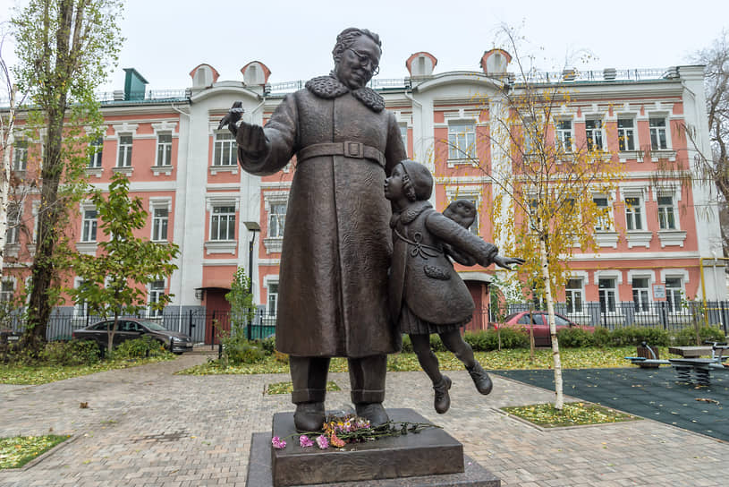 В октябре 2015 года первый в мире памятник Маршаку (на фото) появился в Воронеже. Скульптура установлена напротив дома, в котором писатель жил в квартире своего дяди с 1915 по 1917 год. Летом 2022-го монумент поэту открылся в Москве на Лялиной площади — рядом с этим местом, на улице Земляной Вал (бывшая улица Чкалова), 14/16 в квартире 113 Маршак жил с 1938 по 1964 год  