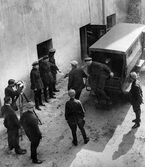 1928 год. В Москве завершился один из первых политических процессов («Шахтинское дело») по обвинению горных инженеров Донбасса в саботаже