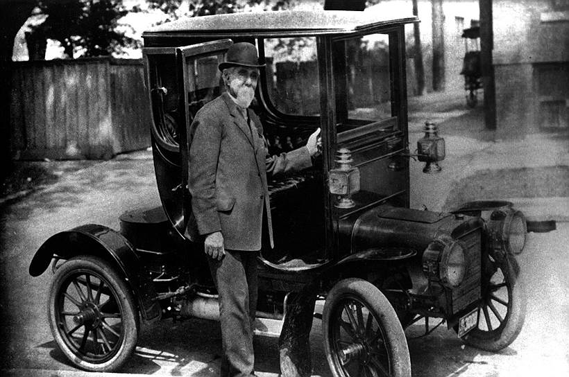 Первый автомобиль с закрытым кузовом Генри Лиланд (на фото) разработал в 1905 году. Cadillac представила его как «идеальный автомобиль для врачей, поездок за покупками и в оперу». К 1910 году закрытый кузов стал стандартным вариантом На правах рекламы
