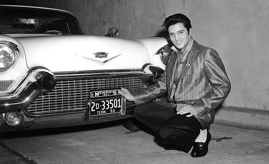 К середине 1950-х Cadillac превратился не только в предмет культового поклонения американцев, но и часть поп-культуры. Большую часть автопарка Элвиса Пресли из 1200 машин составляли именно «кадиллаки» На фото: Элвис и его Cadillac Eldorado Seville 1957 года На правах рекламы